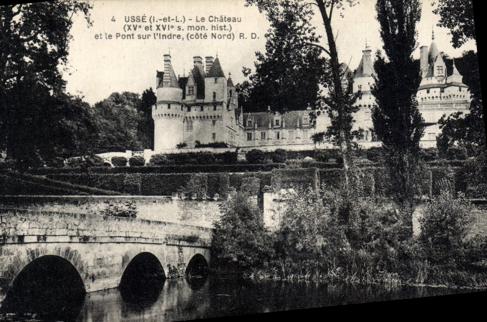 CPA Usse I et L le Chateau XV et XVI S mon hist et le Pont sur l'Indre cote Nord 