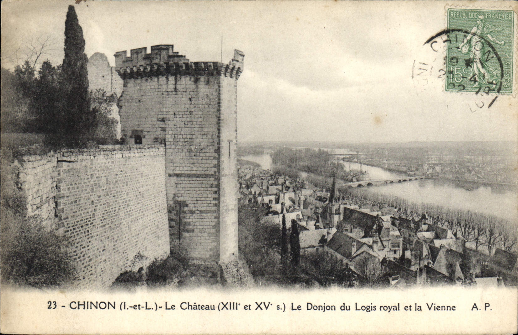 CPA Chinon I et L le Chateau XIII et XV S le Donjon du Logis royal et la Vienne 