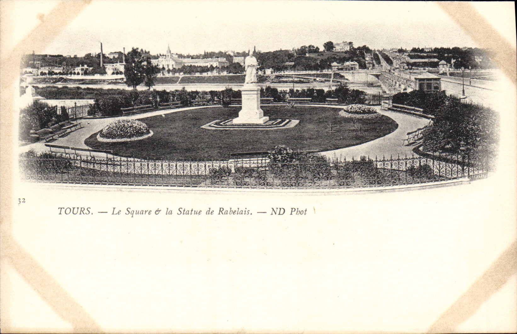 CPA Tours le Square et la statue de Rabelais 