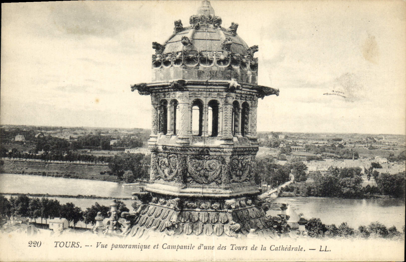 CPA Tours vue panoramique et Campanile d'une des Tours de la Cathedrale 