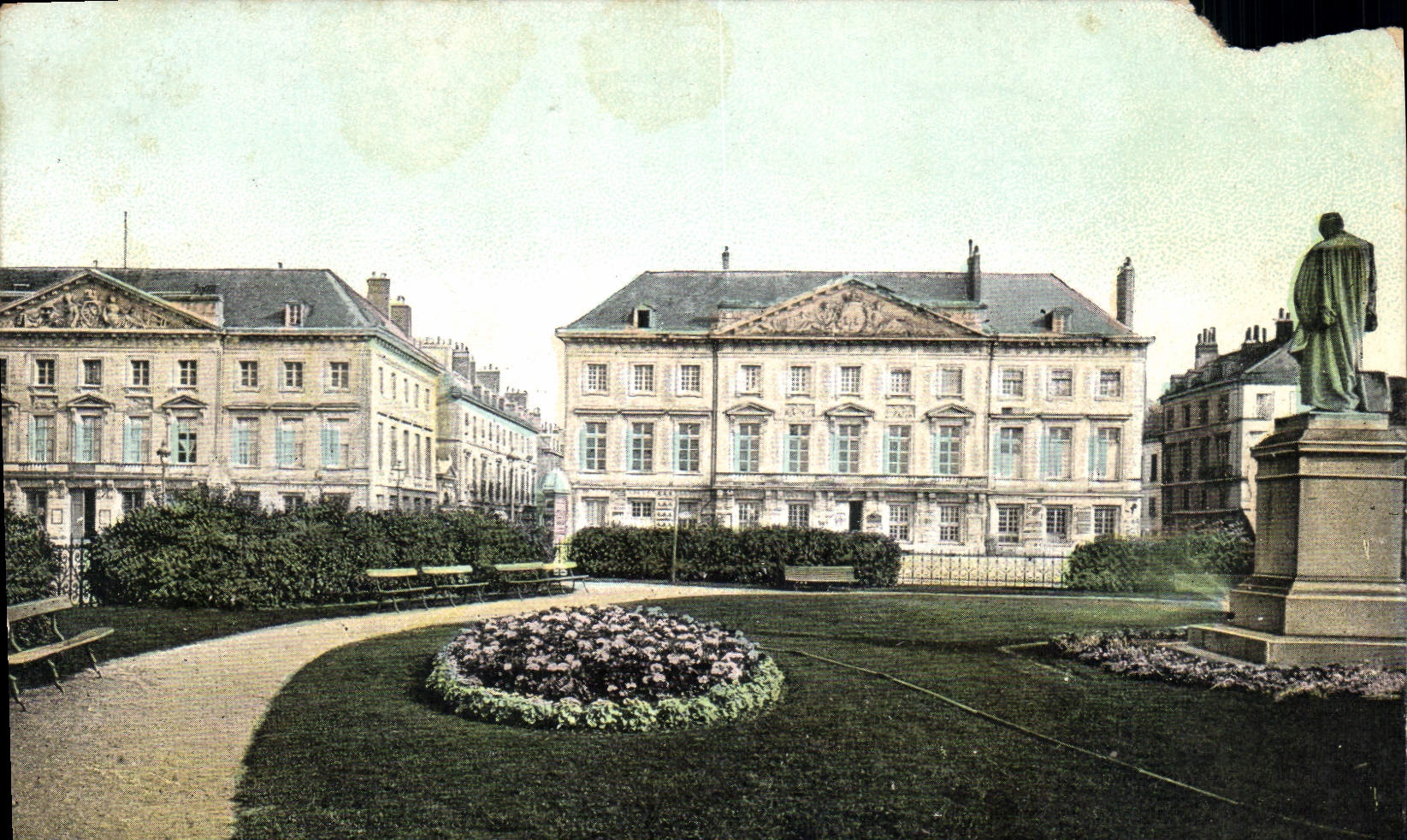 CPA Tours Le musee et l'ancien hotel de ville