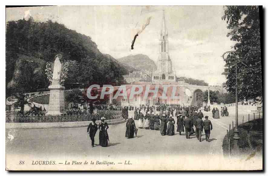CPA Lourdes la Place de la Basilique 