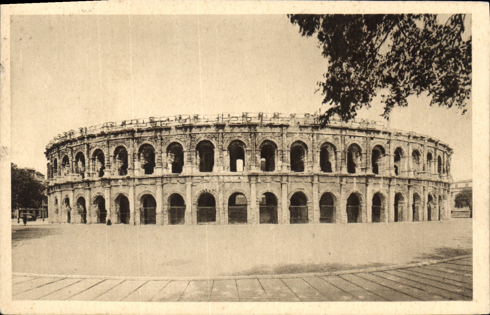 Les Arènes — Côté Sud — Société Parisienne d’Impressions de Nîmes