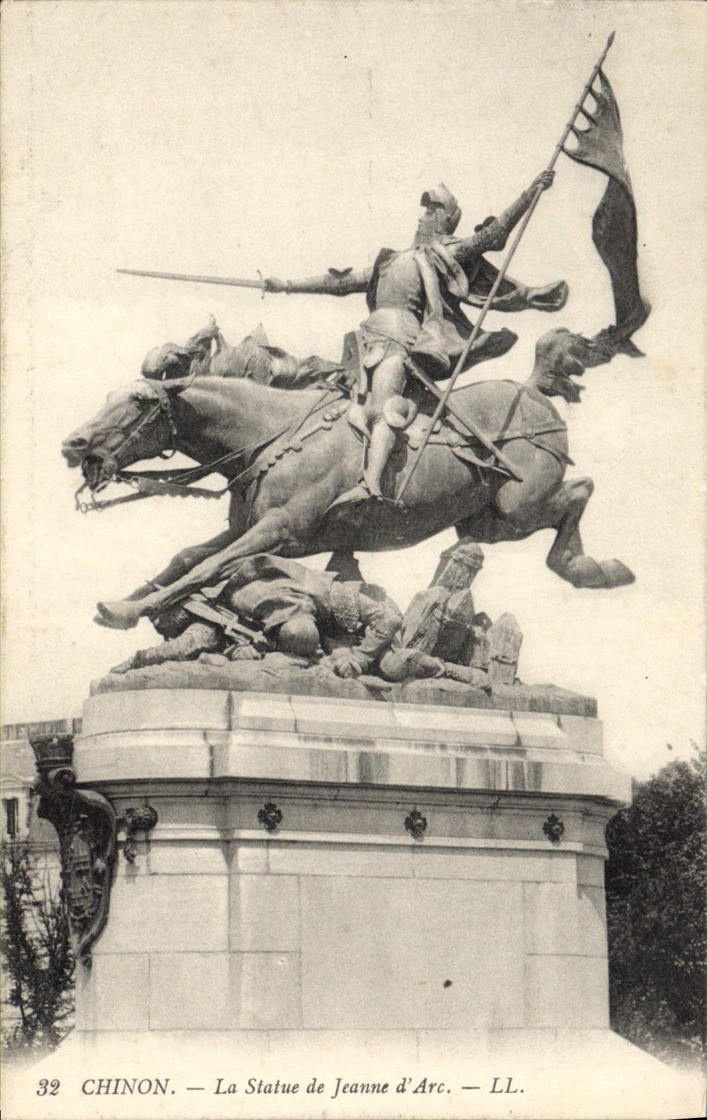 CPA Chinon la Statue de Jeanne d'Arc 