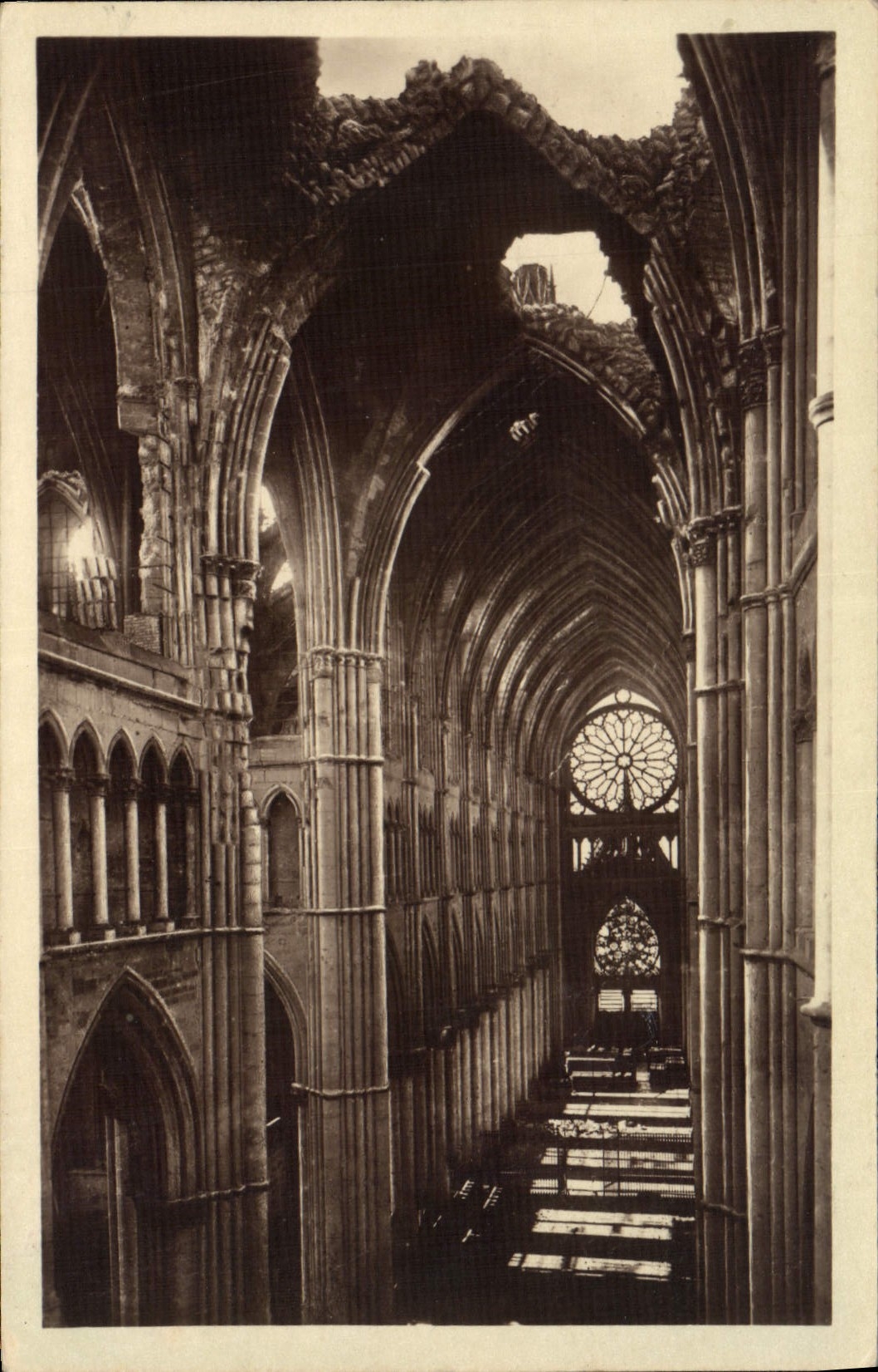 CPA La Cathedrale de Reims apres la Guerre Vue interieure 