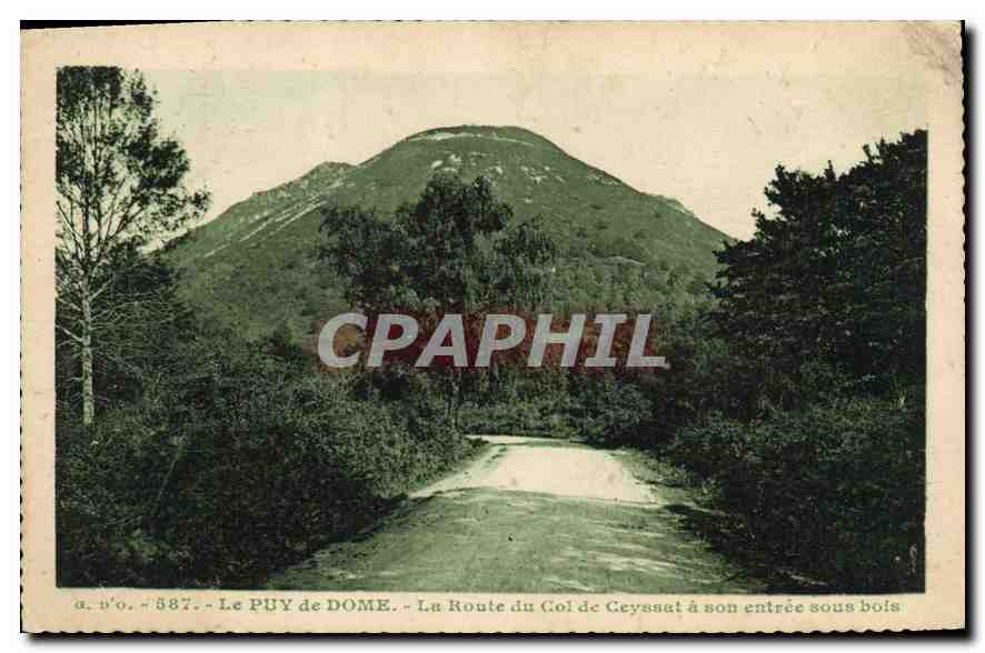 CPA Le Puy de Dome La Route du Col de Ceyssat a son entree sous bois 