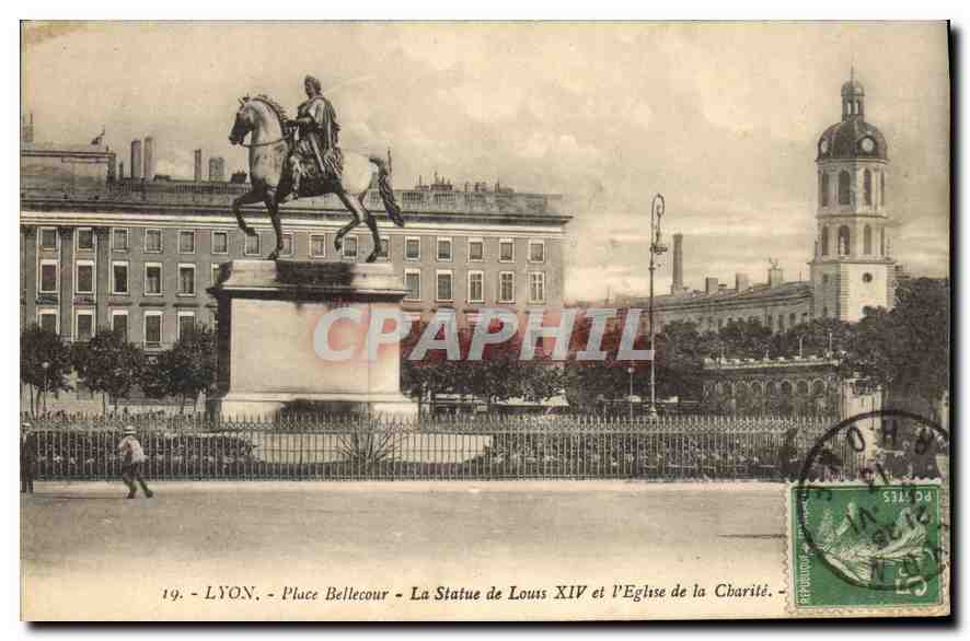 CPA Lyon Place Bellecour La Statue de Louis XIV et l'Eglise de la Charite 