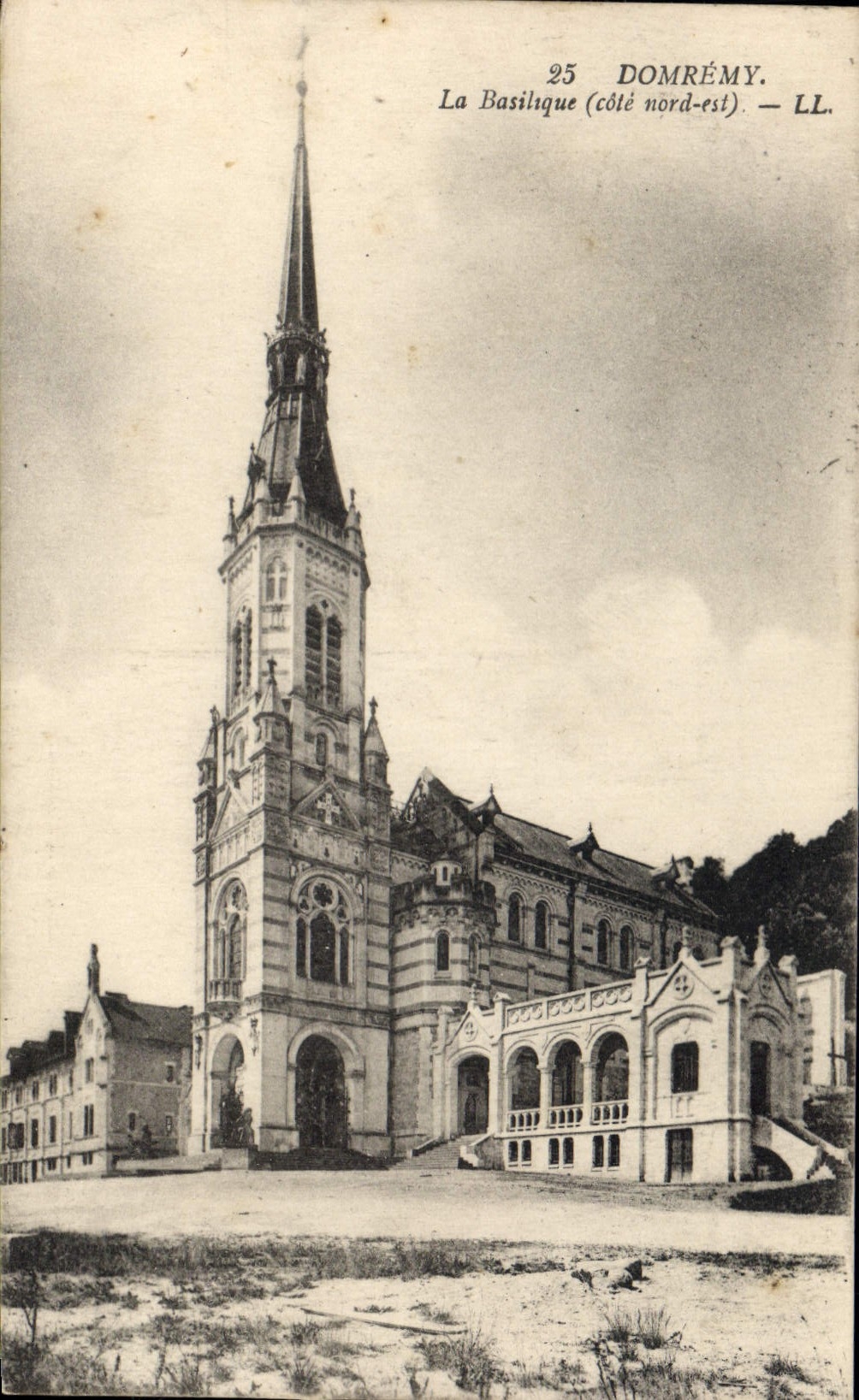 CPA Domremy La Basilique cote nord est 