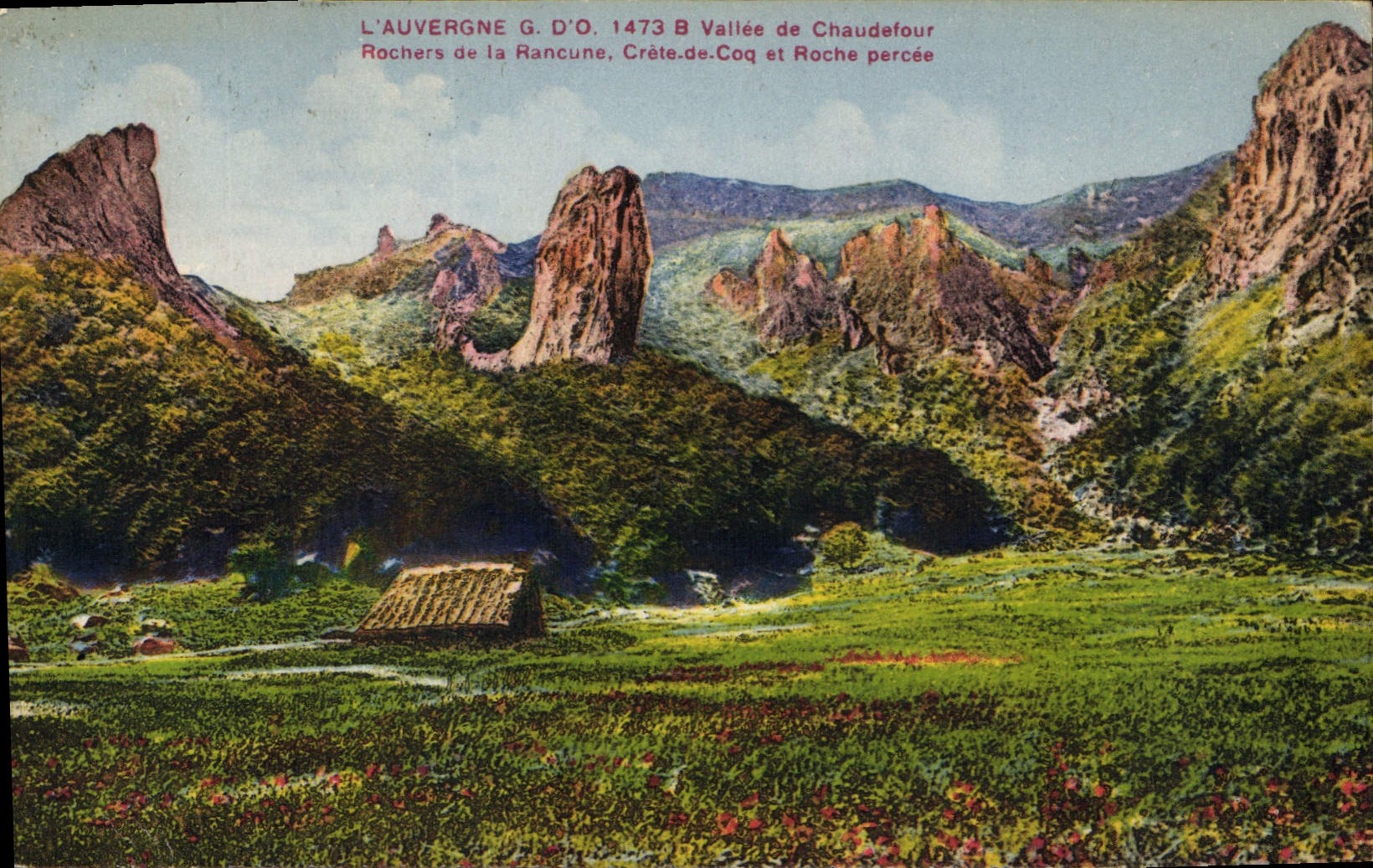CPA L'Auvergne Vallee de Chaudefour Rochers de la Rancune Crete de Coq et Roche percee 