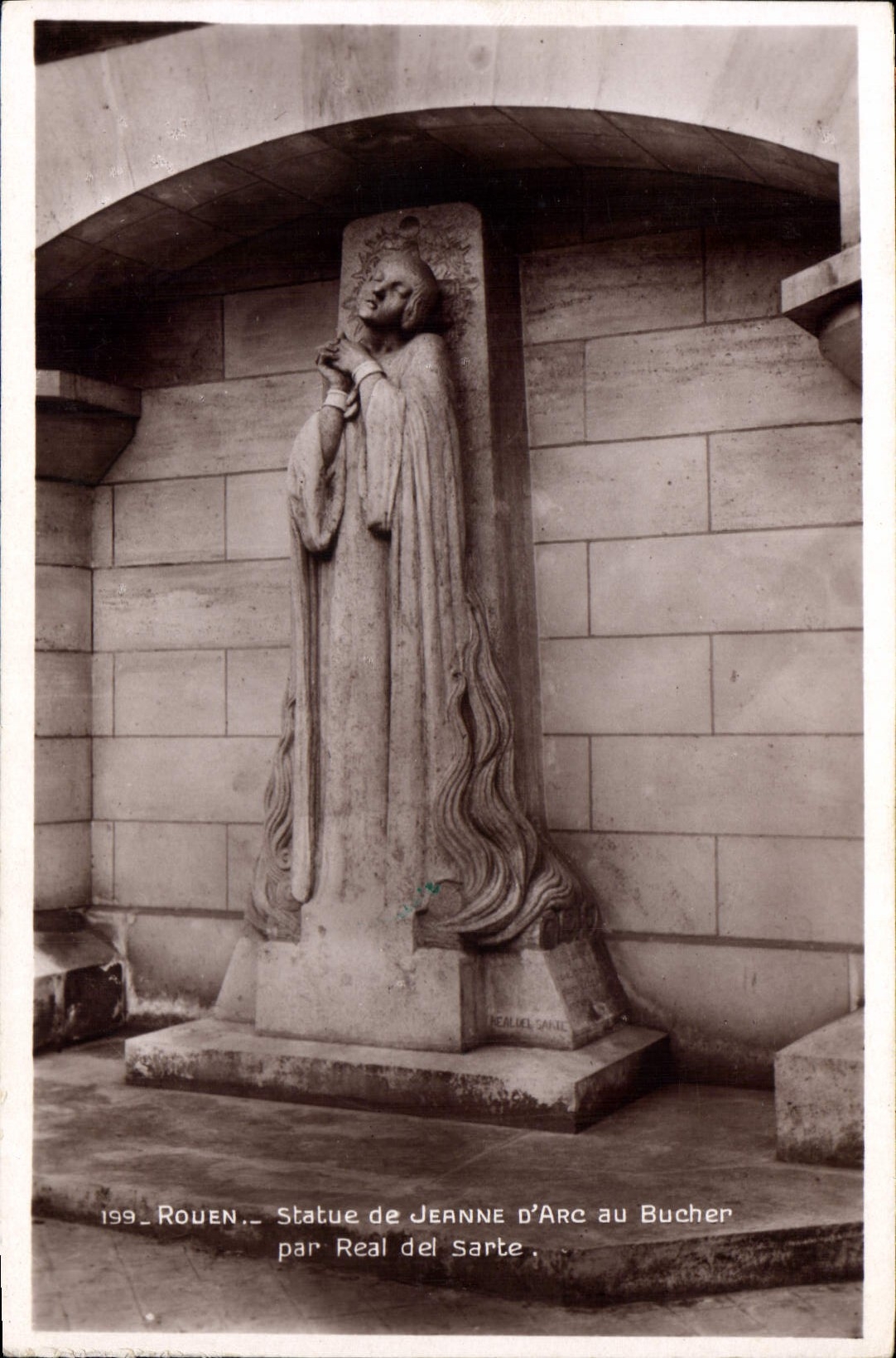 CPA Rouen Statue de Jeanne D'Arc au Bucher par Real del Sarte 
