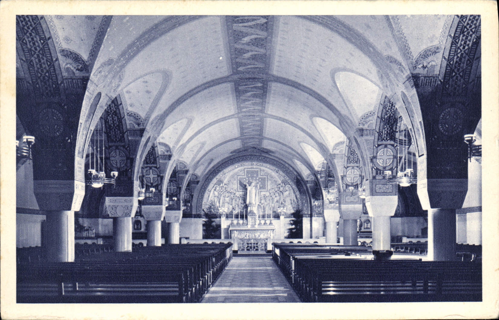 CPA La Basilique de Lisieux La Crypte Vue generale 