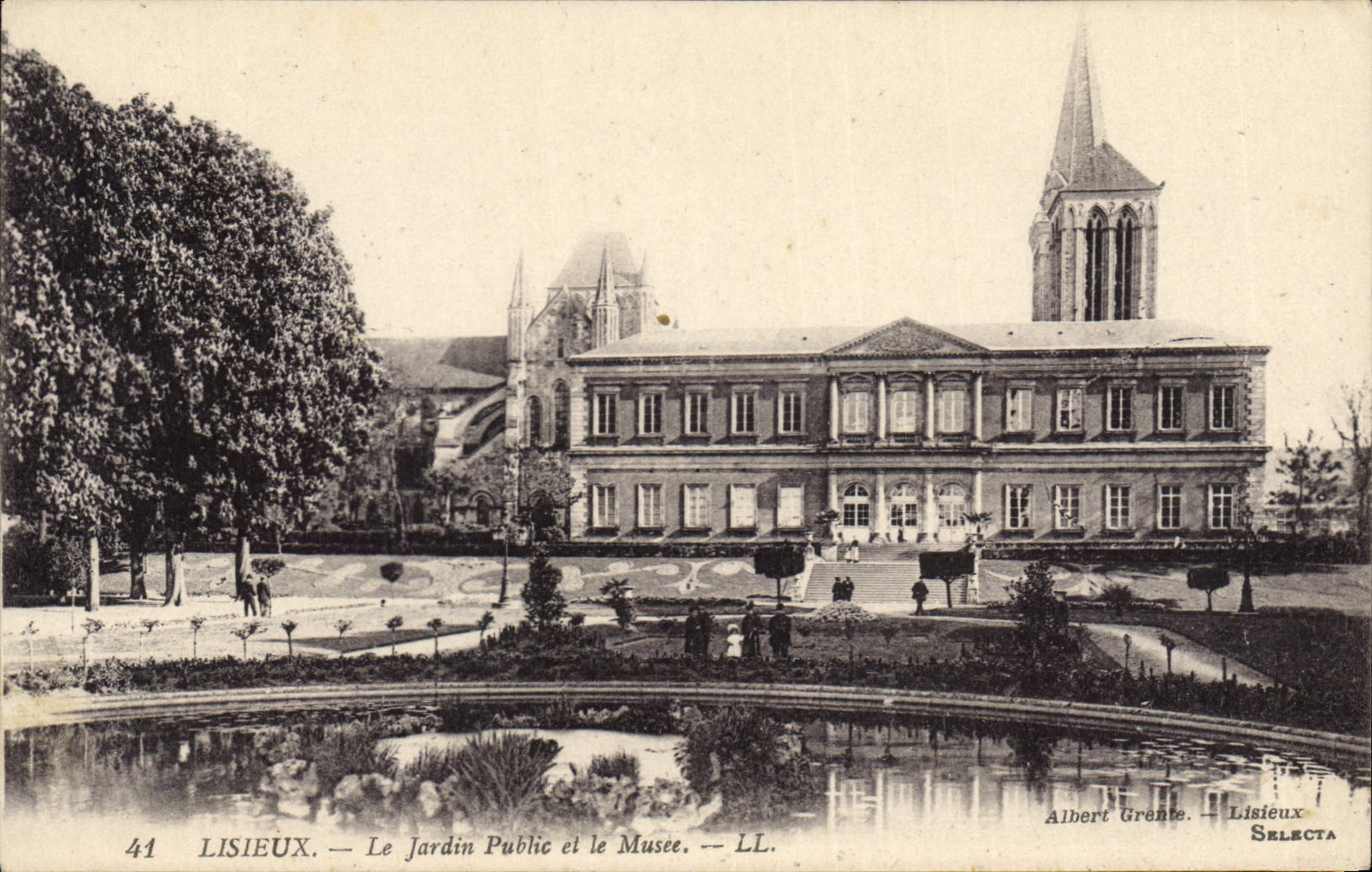 CPA Lisieux Le Jardin Public et le Musee 