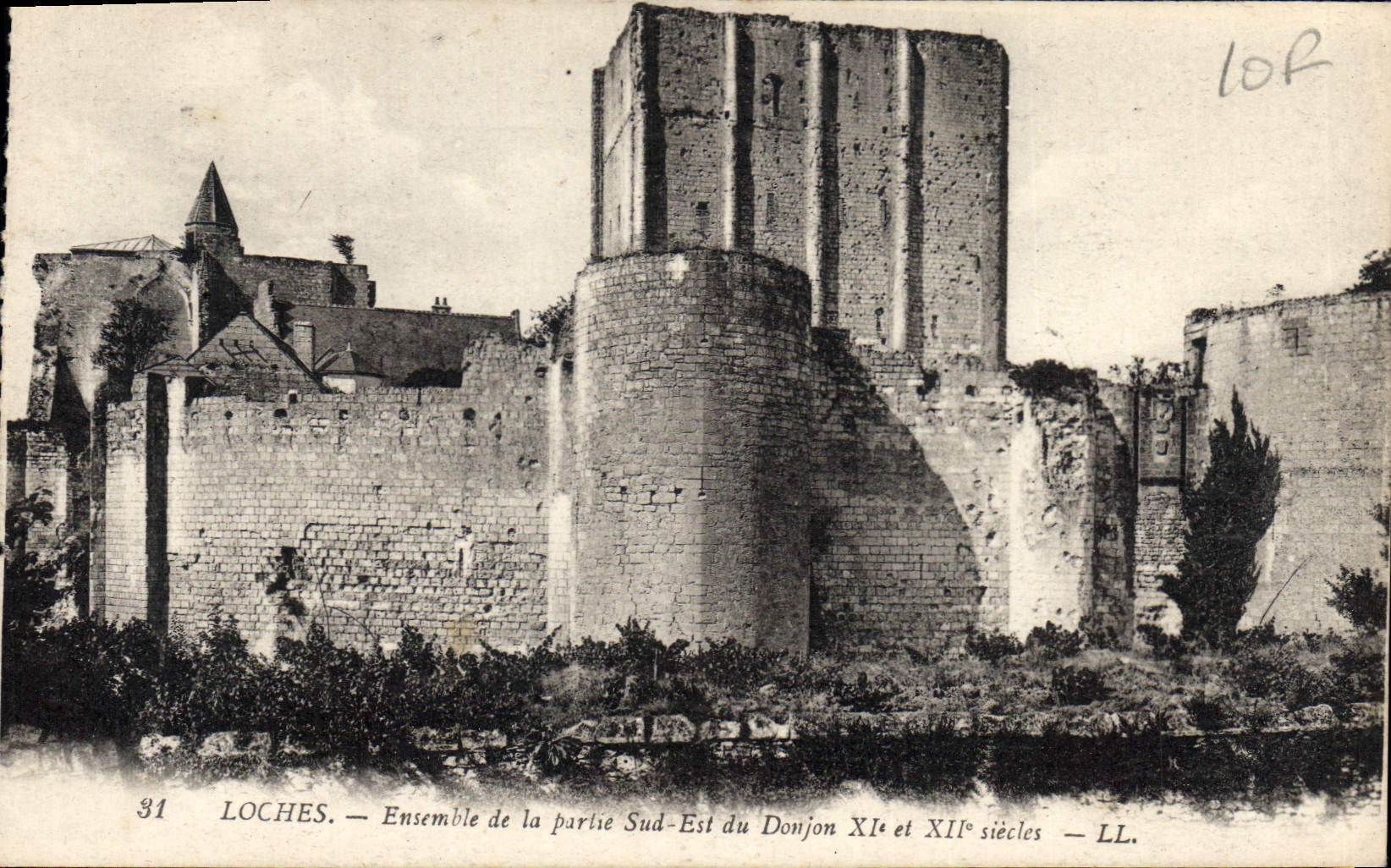 CPA Loches Ensemble de la partie Sud Est du Donjon 