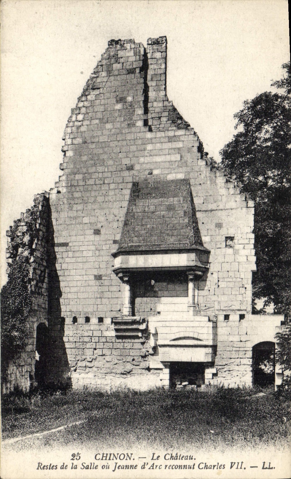 CPA Chinon Le Chateau Restes de la Salle ou Jeanne d'Arc reconnut Charles VII 