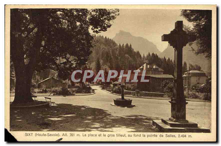 Sixt (Haute-Savoie) — La place et le gros tilleul, au fond la pointe de Salles, 2.494 m. — CPAPHIL