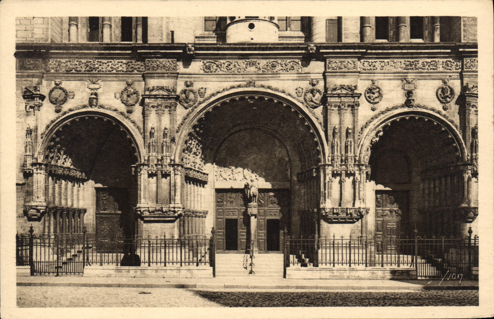 CPA La Douce France Dijon Cote d'Or Eglise Saint Michel Le Portail 