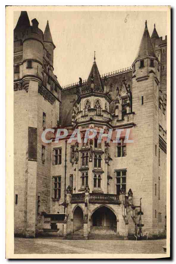 CPA La Douce France Chateau de Pierrefonds Oise L'Escalier d'Honneur 