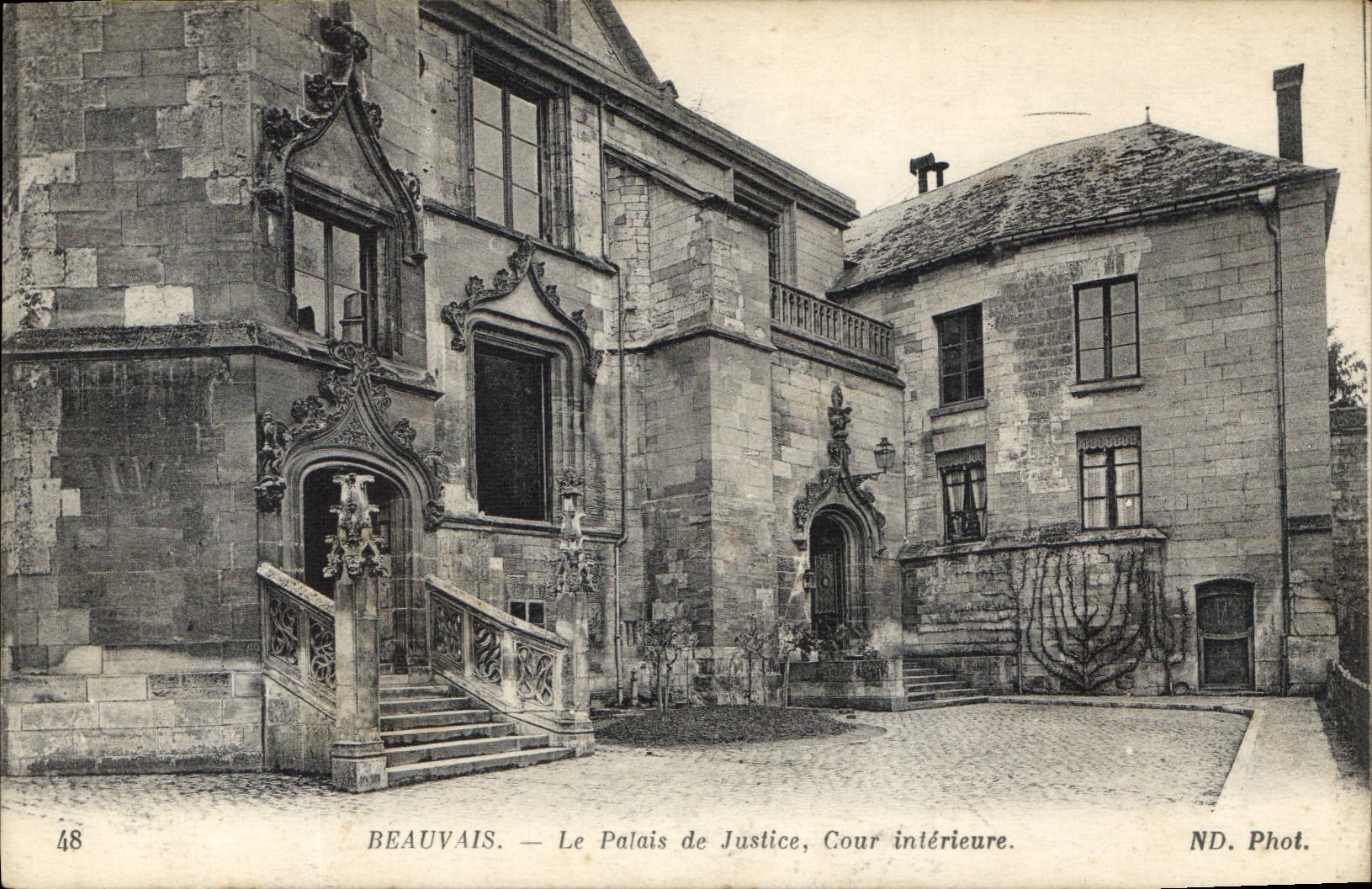 Beauvais — Le Palais de Justice, Cour intérieure — ND. Phot.