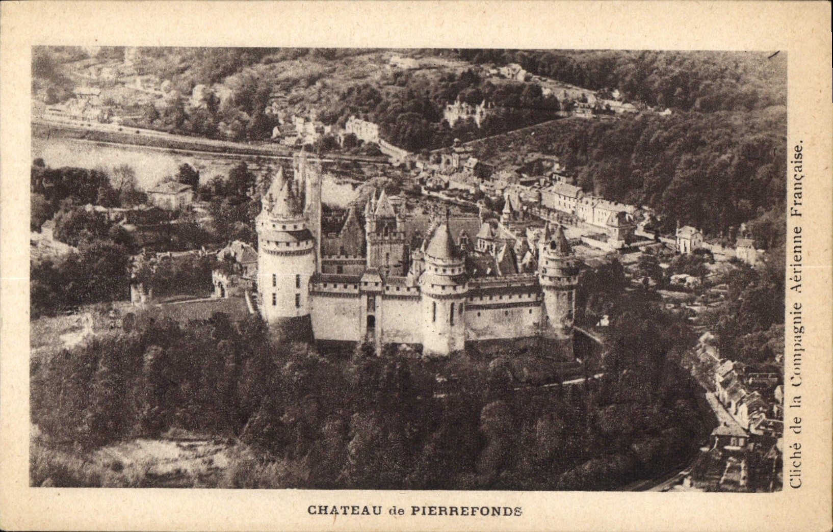 Château de Pierrefonds — vue aérienne — Cliché de la Compagnie Aérienne Française