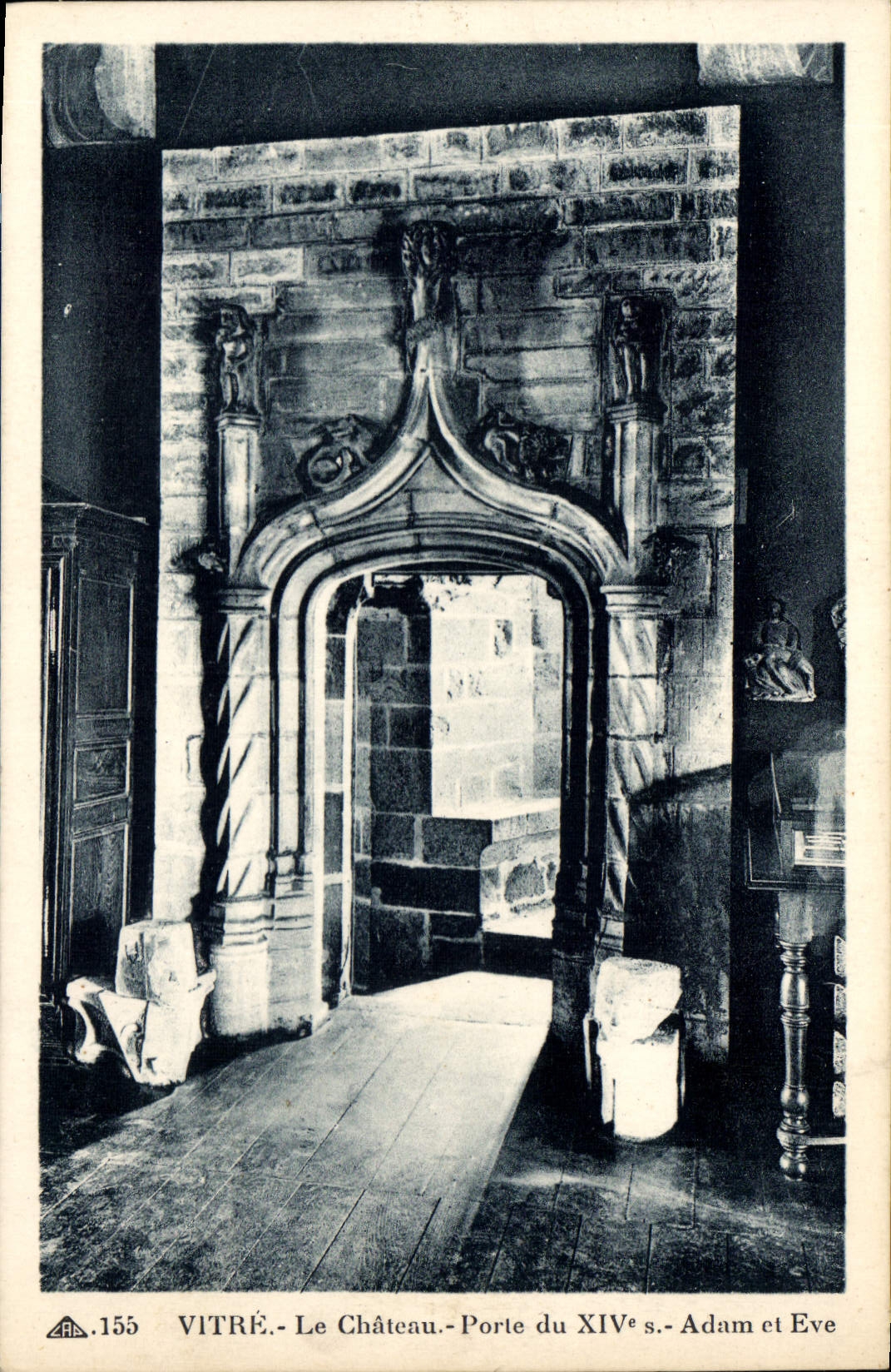 Vitré - Le Château - Porte du XIVe s. - Adam et Eve