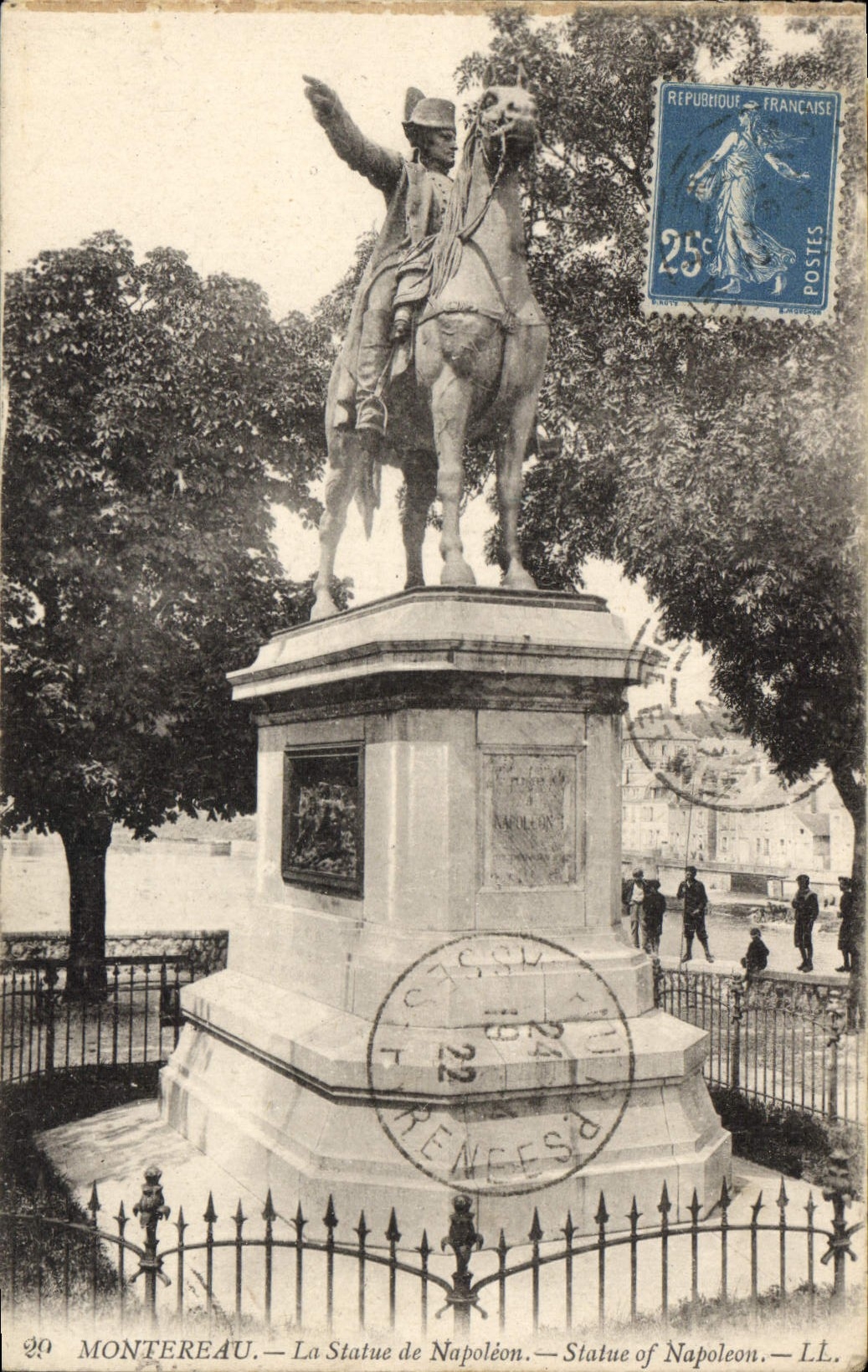 CPA Montereau La Statue de Napoleon 