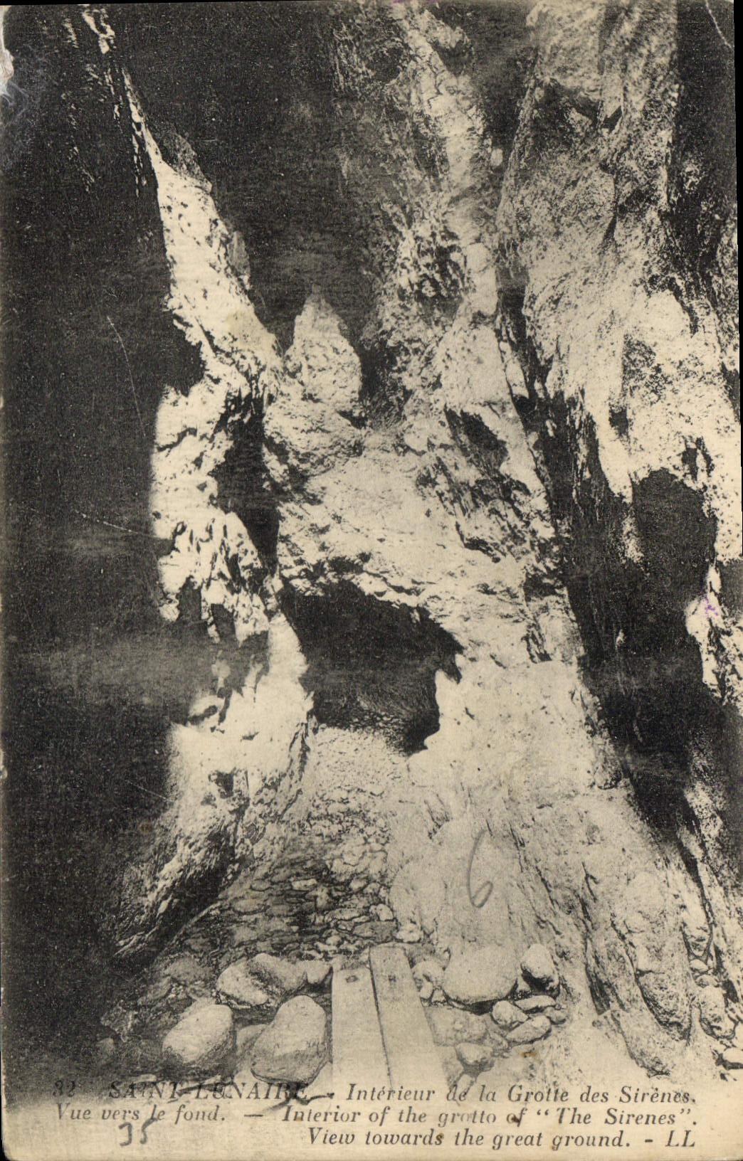 Saint-Lunaire — Intérieur de la Grotte des Sirènes — Vue vers le fond — LL