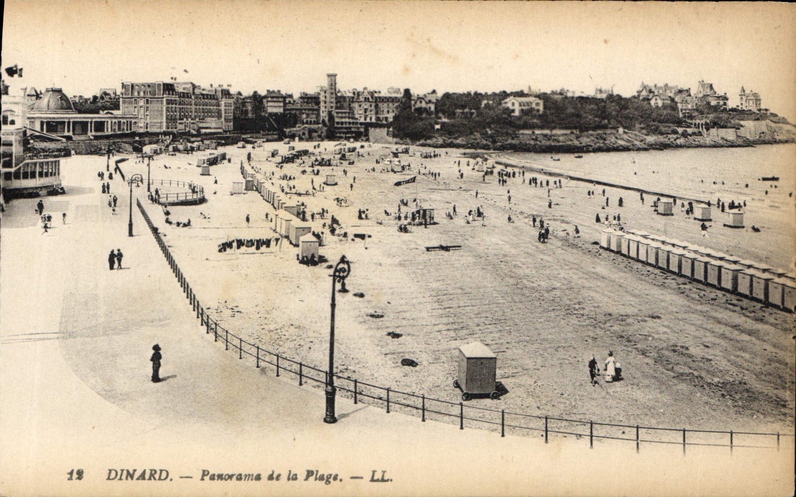 CPA Dinard Panorama de la Plage 