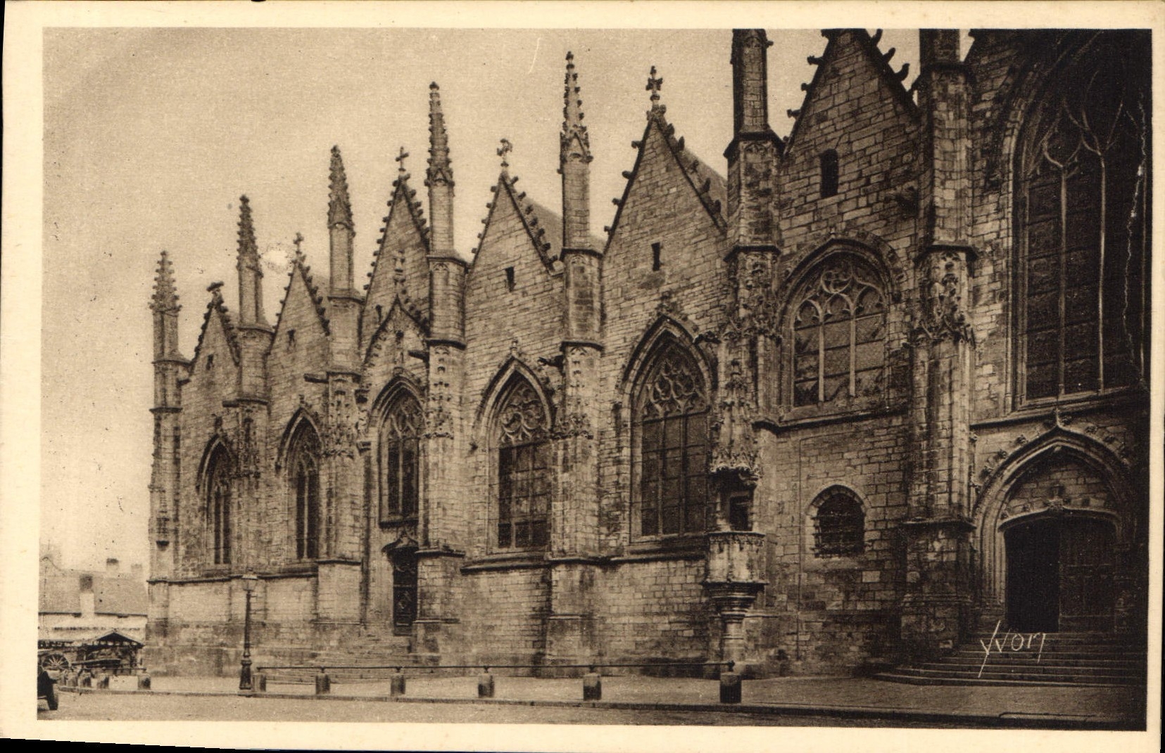 Vitré — Église Notre-Dame (XVe et XVIe siècles) — Face latérale Sud — Les Éditions d'Art, Paris