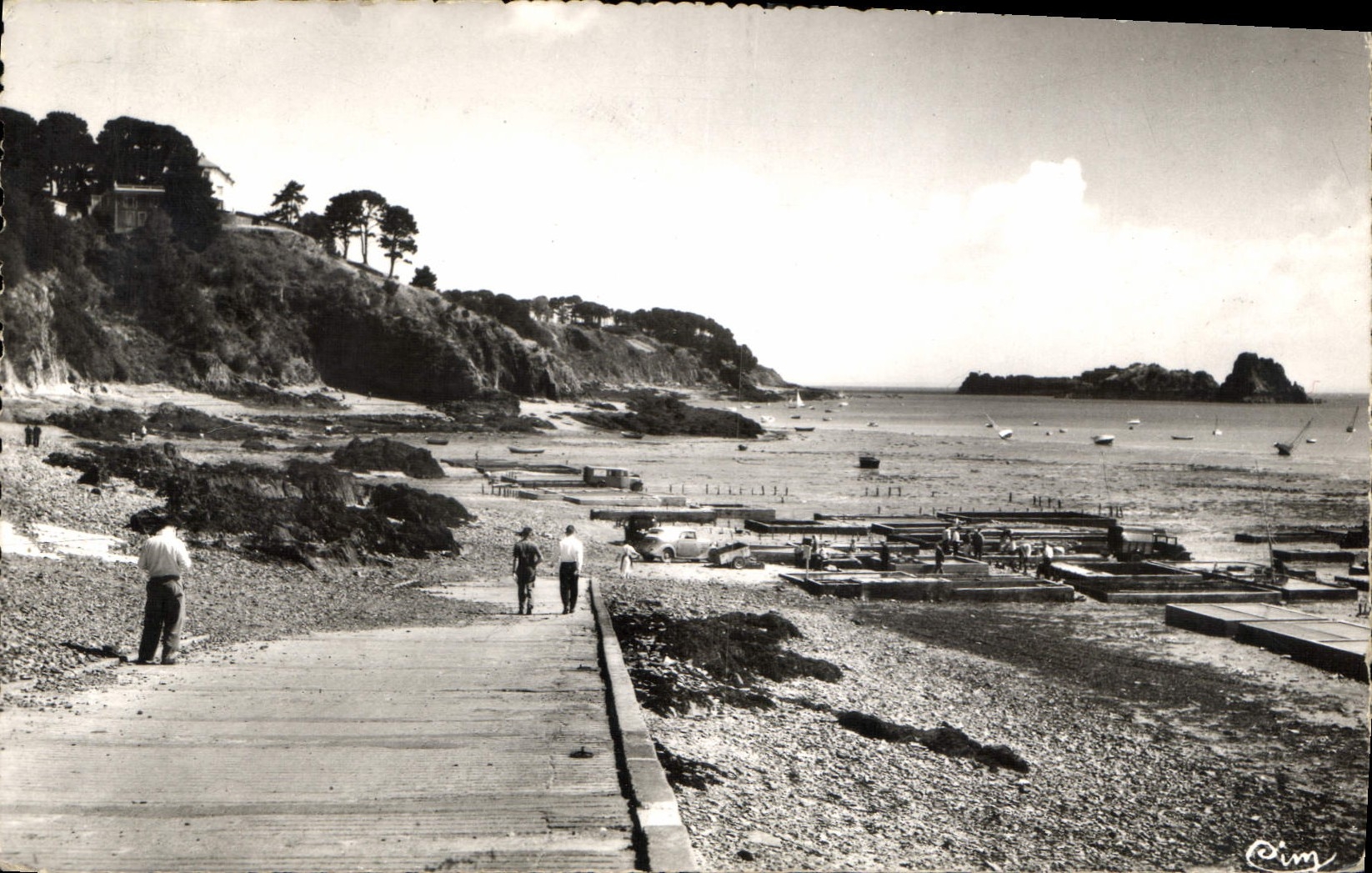 Cancal (I.-et-V.) — Les Parcs aux Huitres et le Rocher — Photographie Véritable