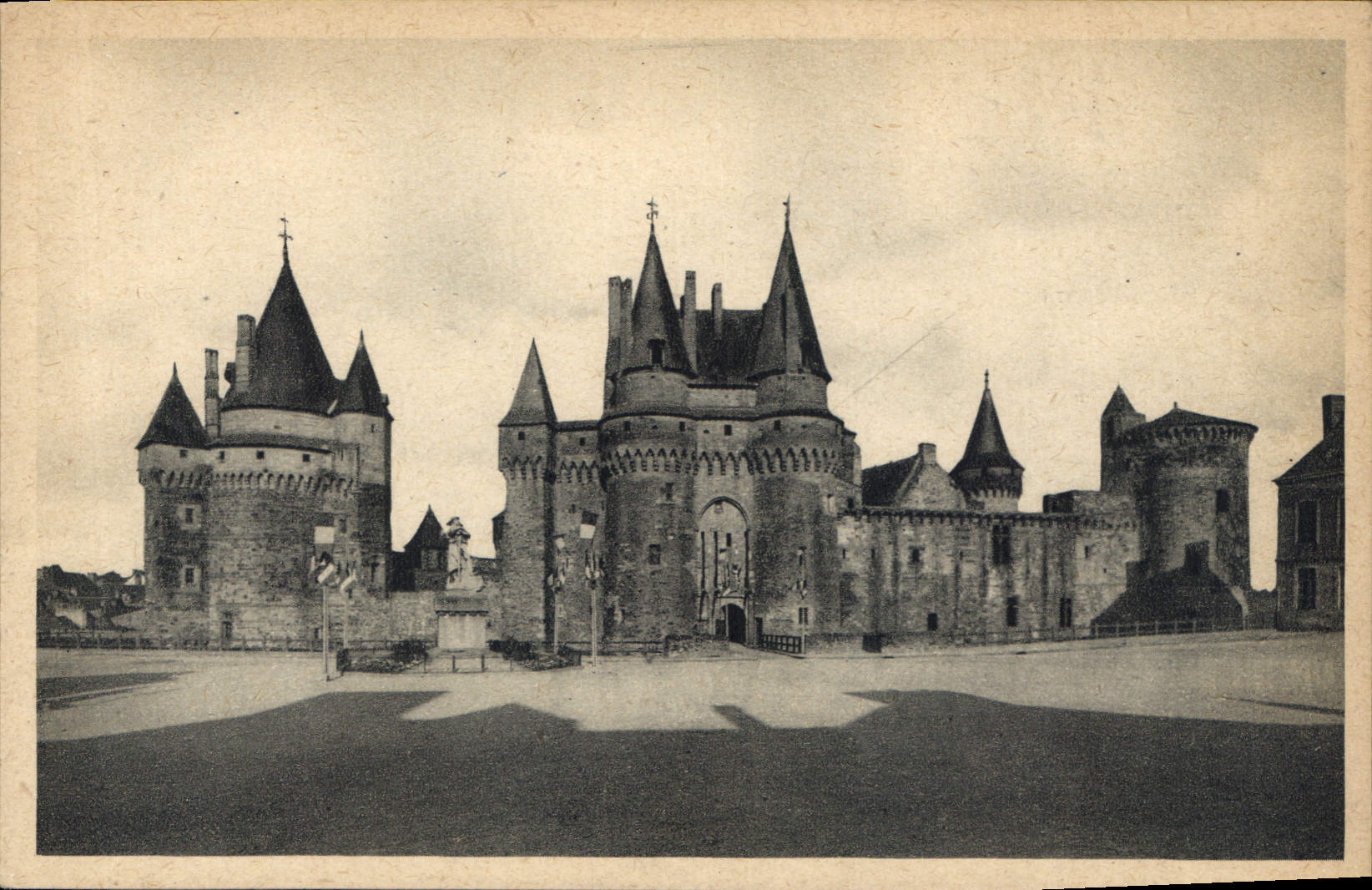 Vitré (Ille-et-Vilaine) — Château des Ducs de la Trémoille — Tour Saint-Laurent et Tour Magdeleine — Éditeur EAP, Caen