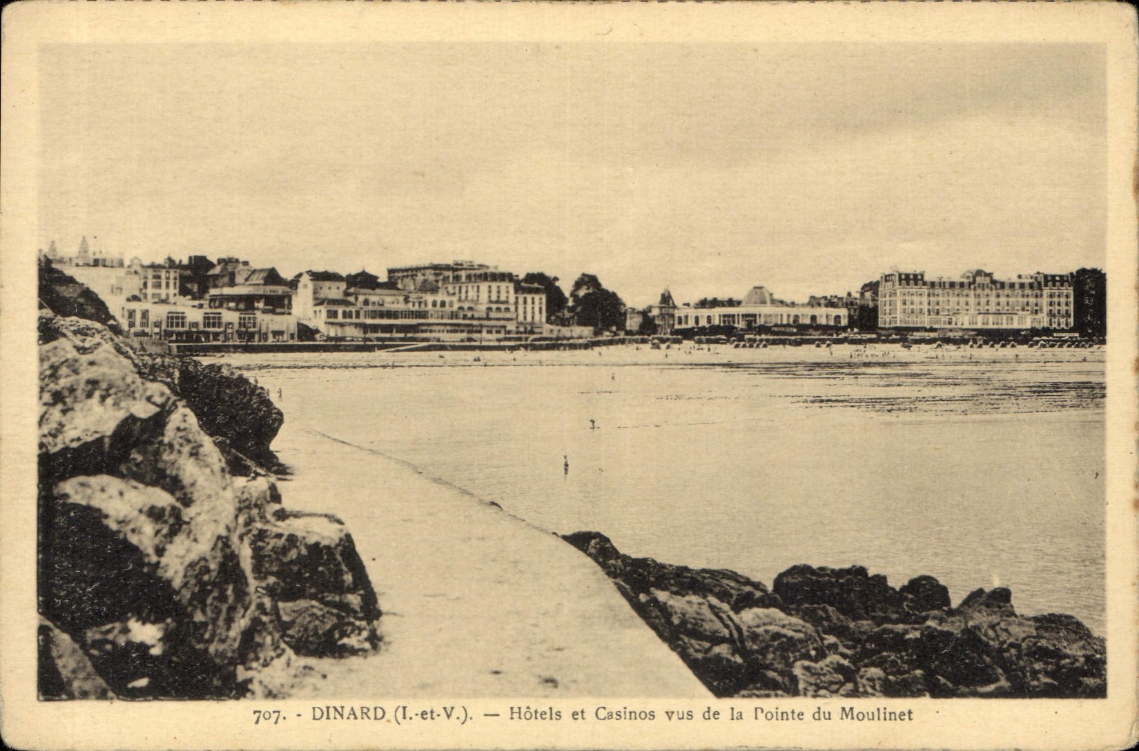 Dinard (I.-et-V.) — Hôtels et Casinos vus de la Pointe du Moulinet — n°707