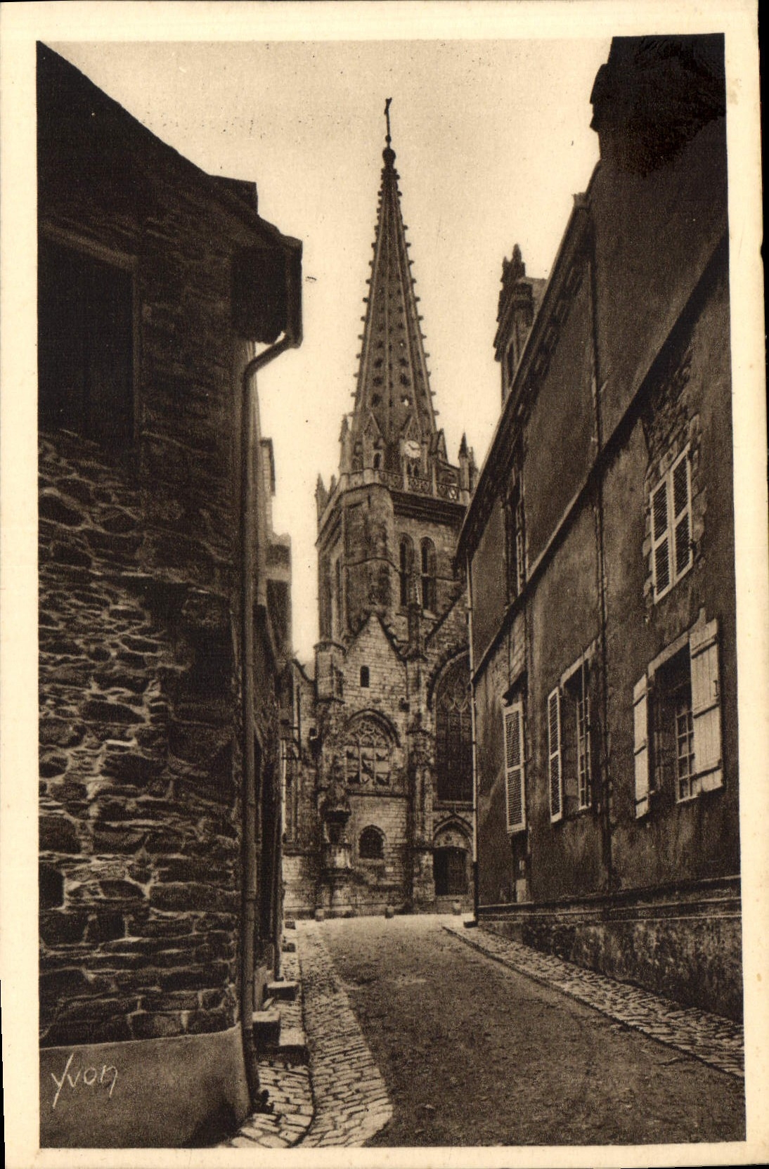 CPA Vitre I'Ile et Vilaine Une Vieille rue avec echappee sur 