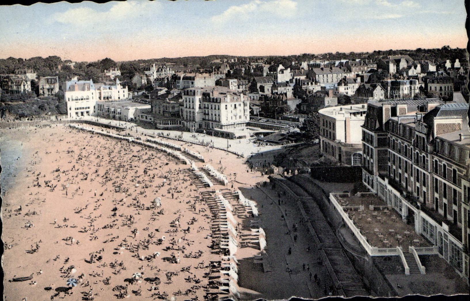 Dinard - La Plage — vue aérienne de la baie et des hôtels — C° DES AAS PHOTO-CAIQUES - PARIS-STRASBOURG