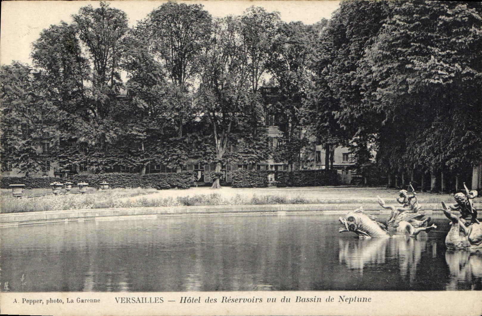 CPA Versailles Hotel des Reservoirs vu du Bssin de Neptune 