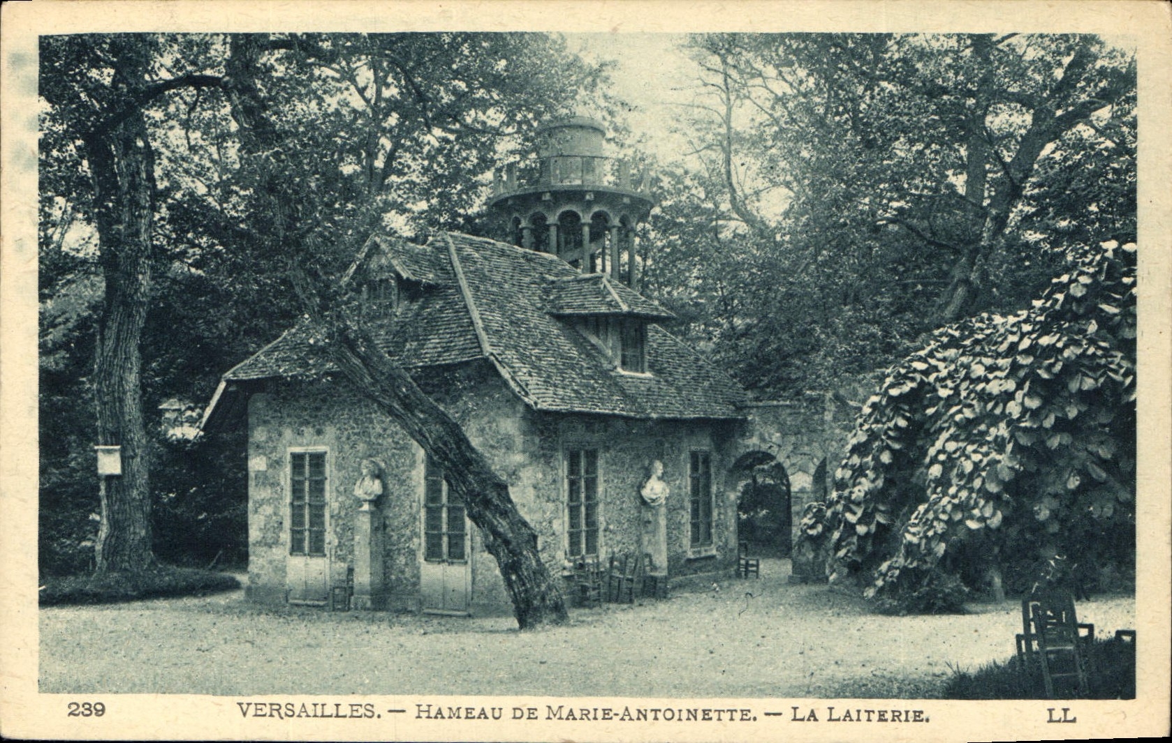 Versailles — Hameau de Marie-Antoinette — La Laiterie — LL