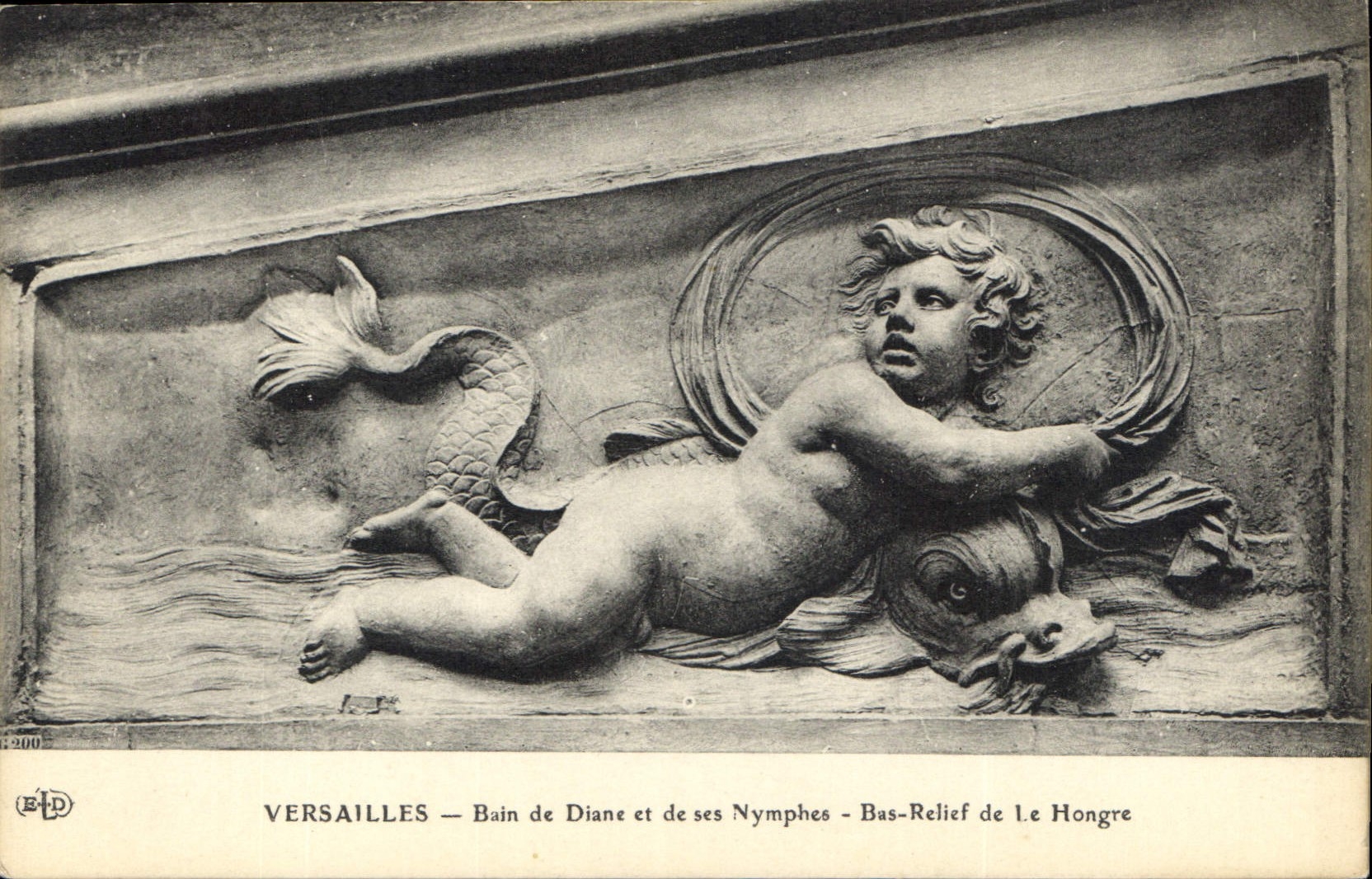 CPA Versailles Bain de Diane et de ses Nymphes Bas Relief de le Hongre 