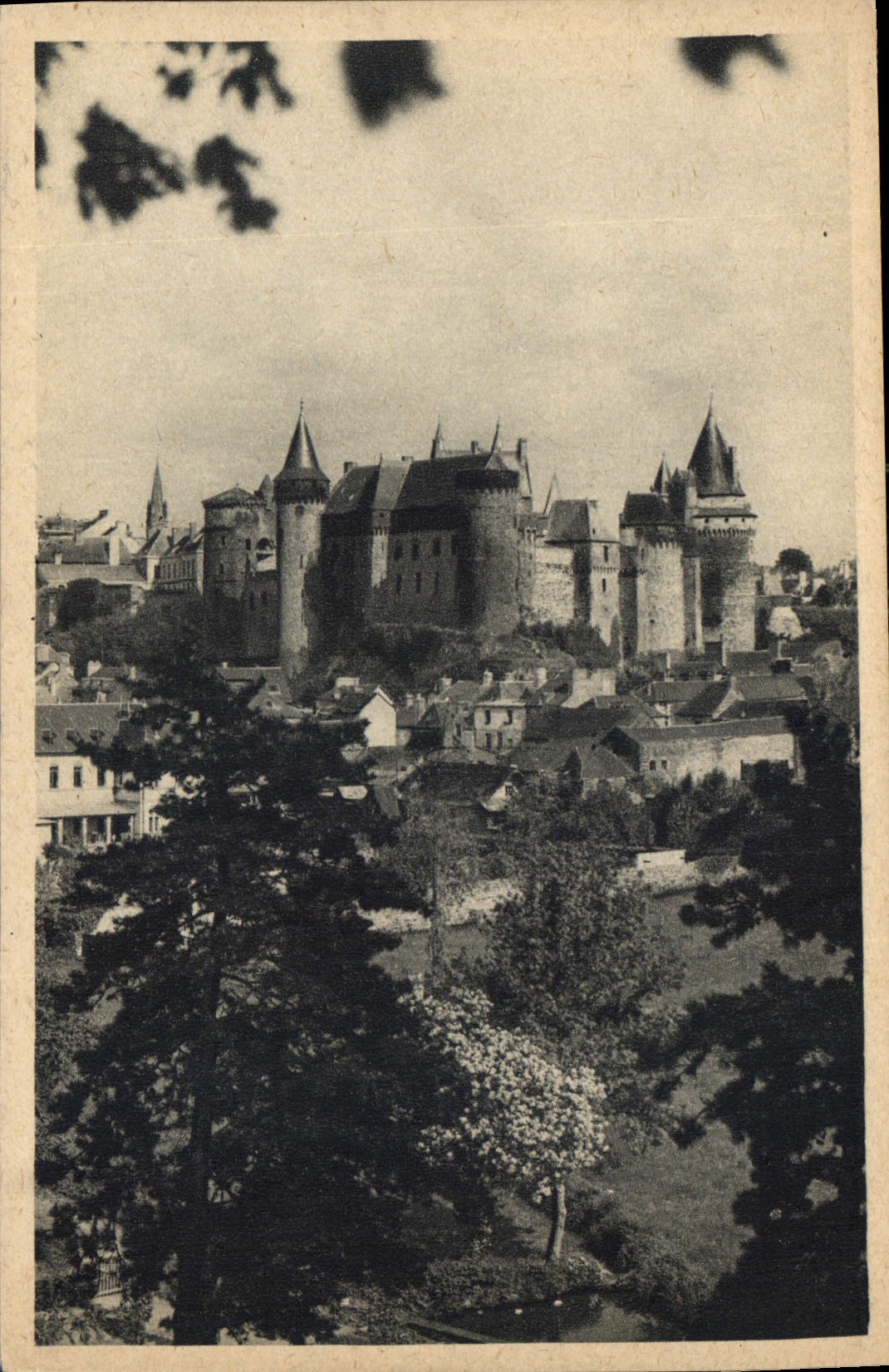 Vitré (Ille-et-Vilaine) — Le Château, côté Nord et Ouest — Édit. d'Art Belfrance, Caen
