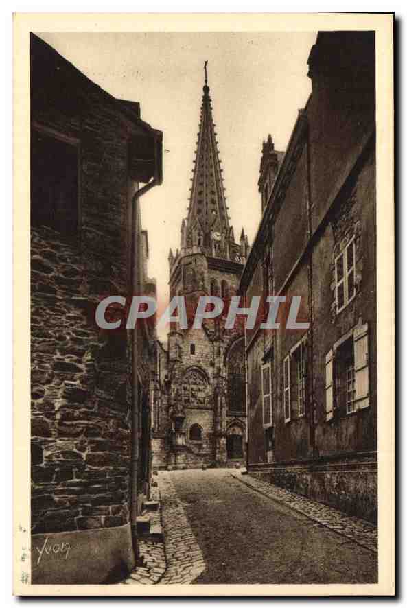 CPA Bretagne Vitre Ille et Vilaine Une vieille rue avec echappee sur l'Eglise Notre Dame 