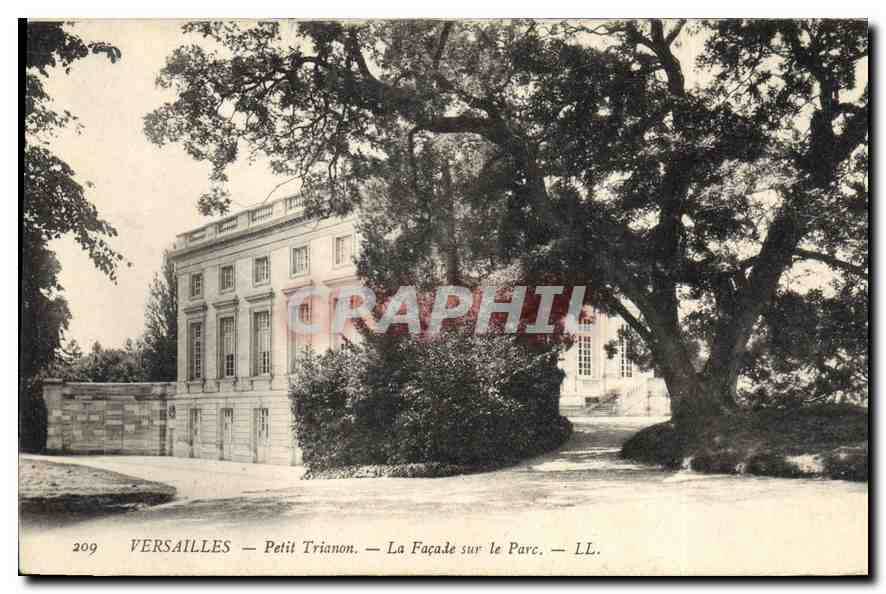 CPA Versailles Petit Trianon La Facade sur le Parc 