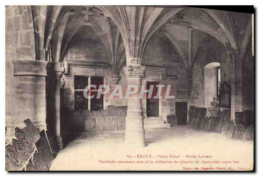 Nancy - Palais Ducal - Musée Lorrain. Vestibule contenant une jolie collection de plaques de cheminées armoriées. Maison des Magasins Réunis, édit., Nancy.