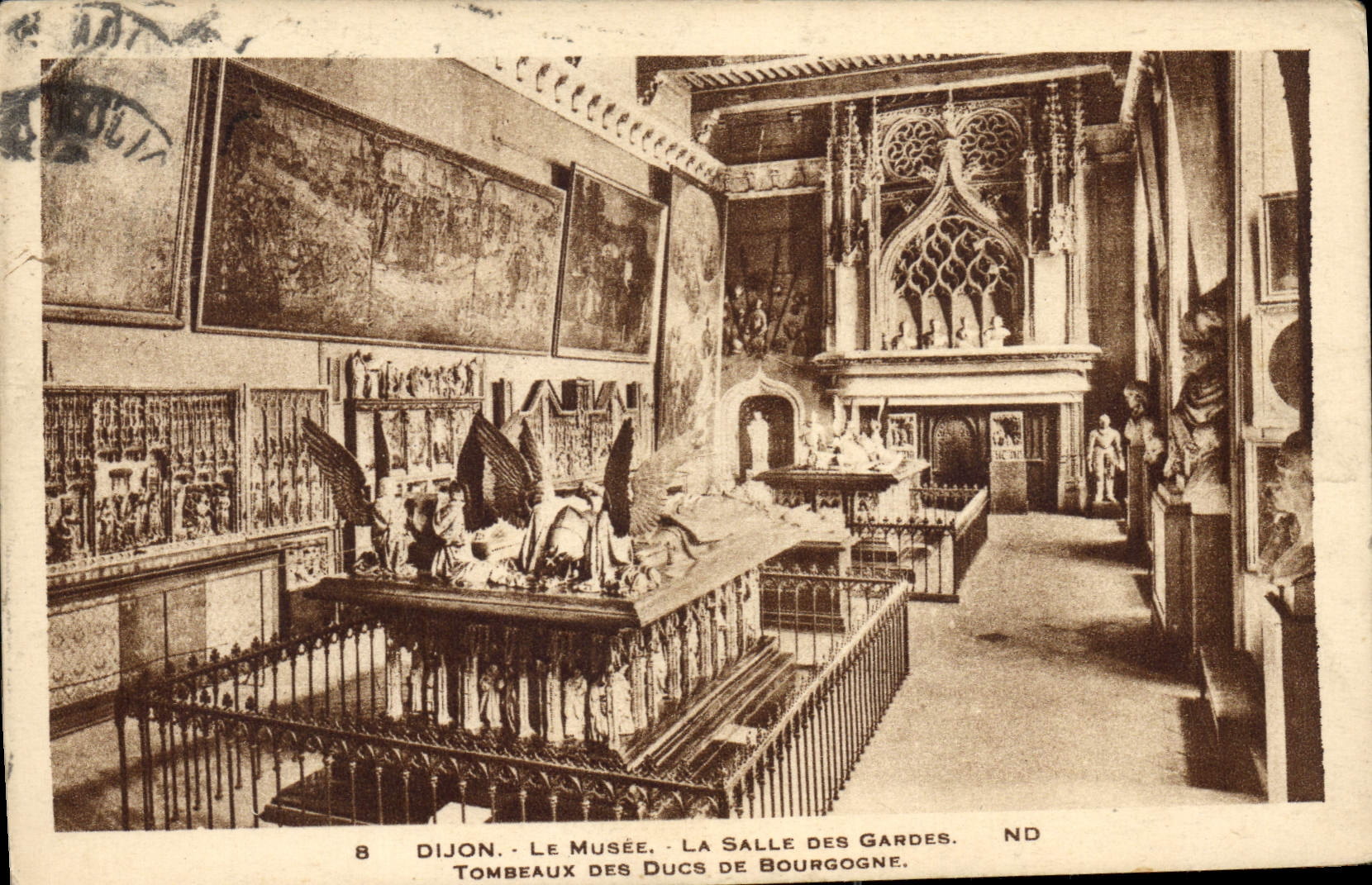 CPA Dijon Le Musee La Salle des Gardes 