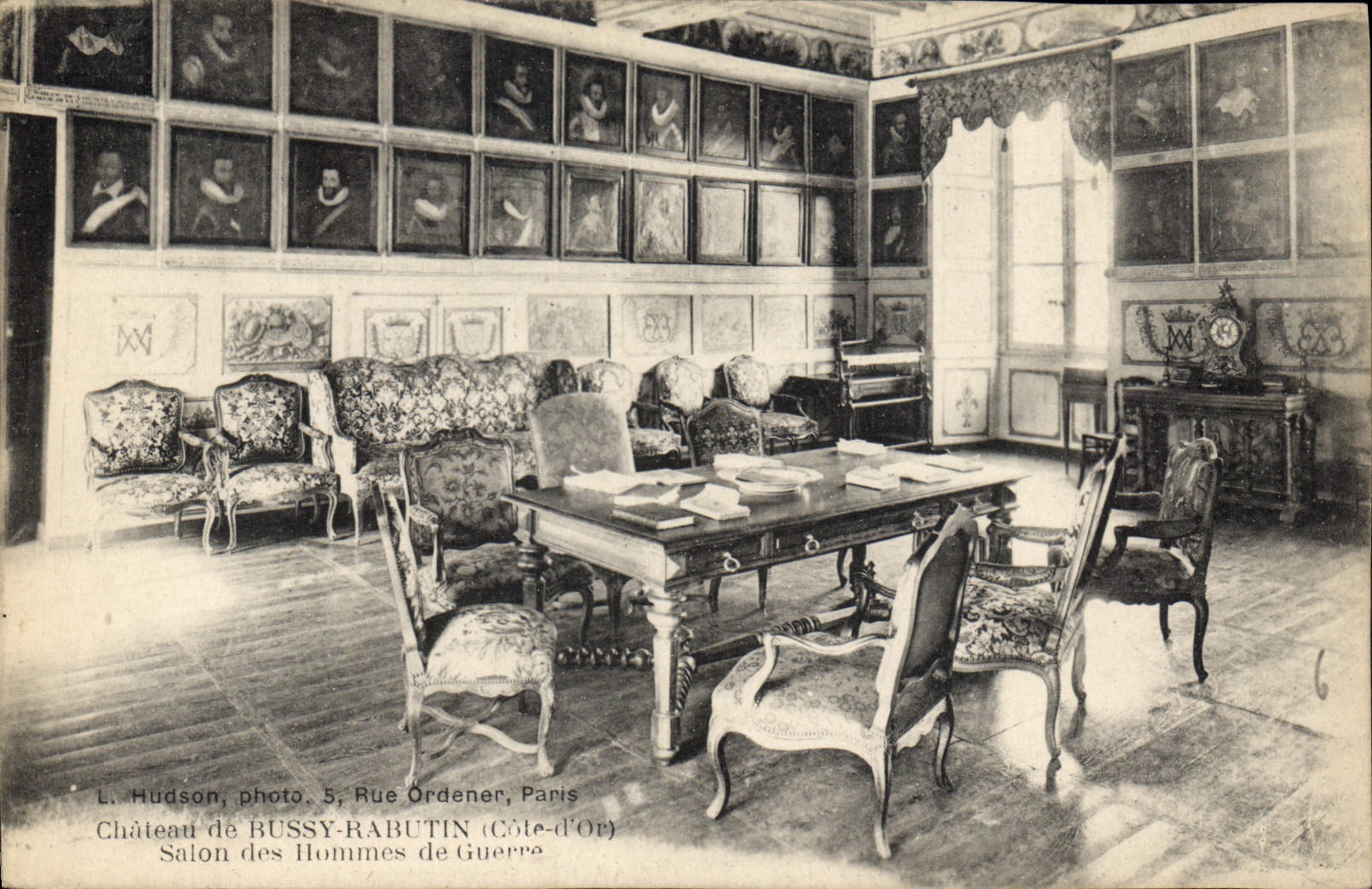 CPA Chateau de Bussy Rabutin Cote d'Or Salon des Hommes de Guerre 