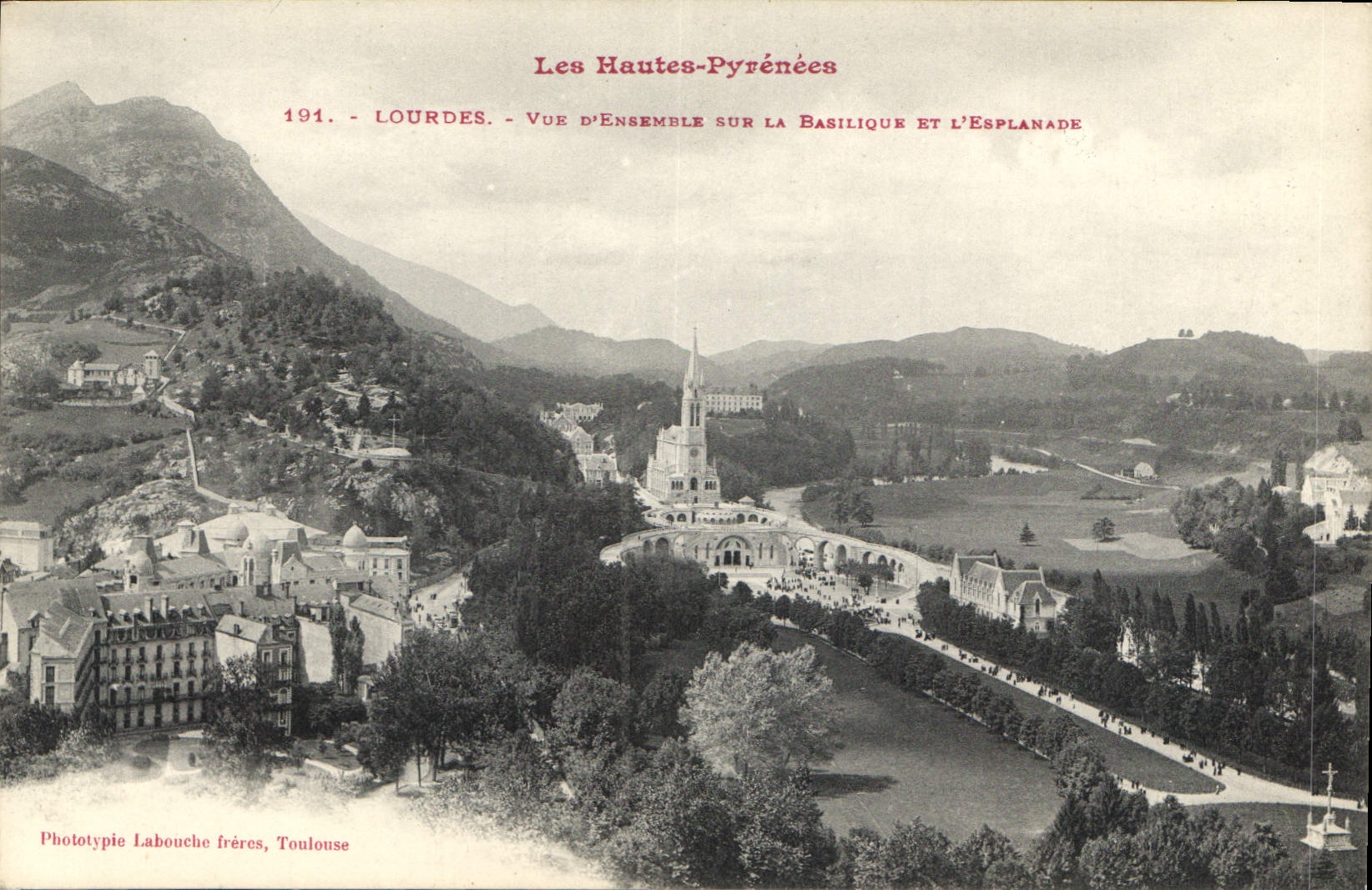 CPA Lourdes Vue d'ensemble sur la Basilique et l'Esplanade 
