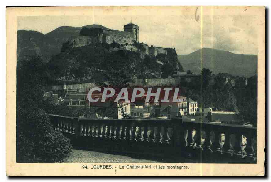 CPA Lourdes Le Chateau Fort et les montagnes 