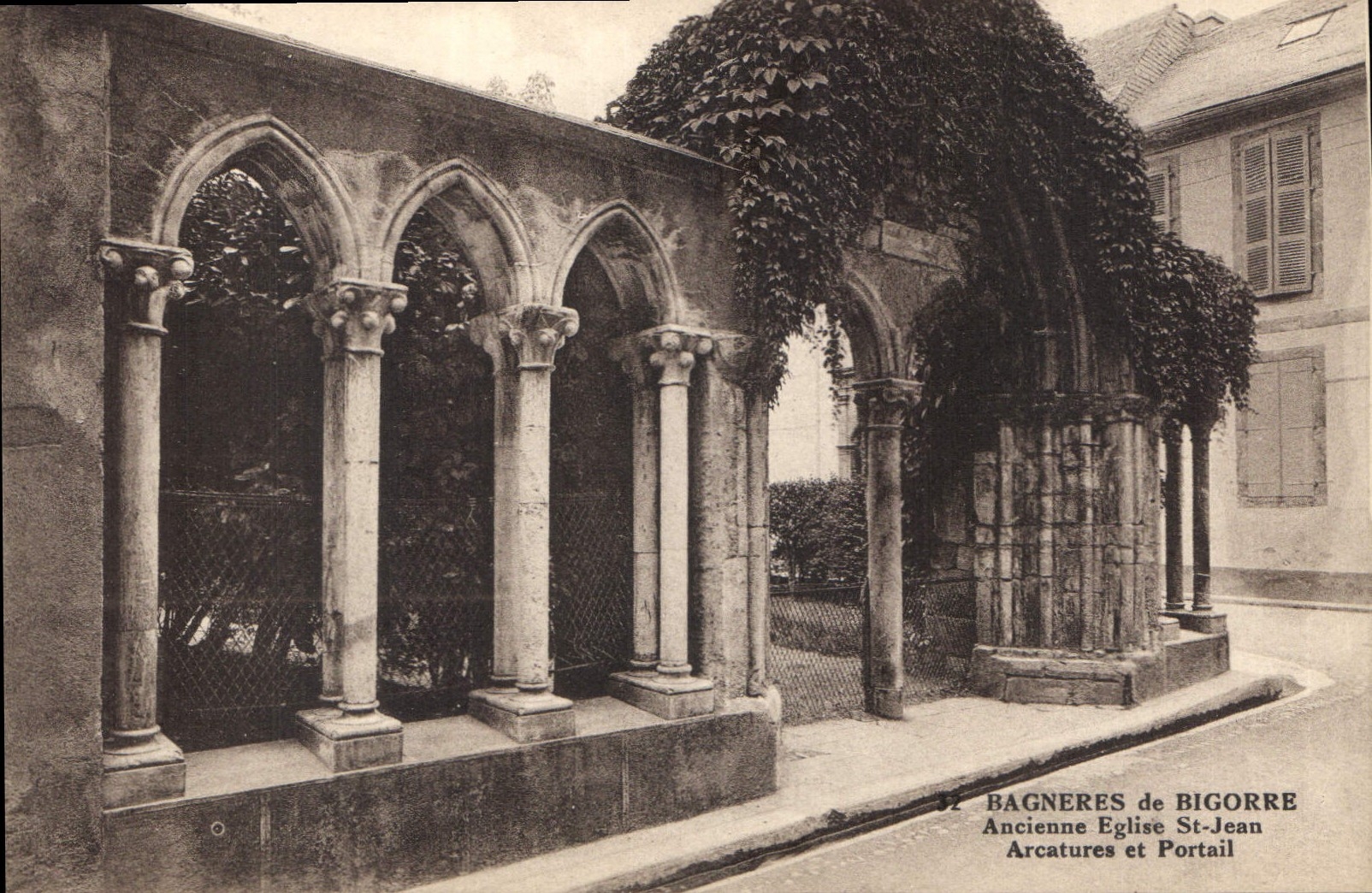 Bagnères-de-Bigorre — Ancienne église Saint-Jean, arcatures et portail — CP Albacienne des Arts Photographiques, Etrabouzou