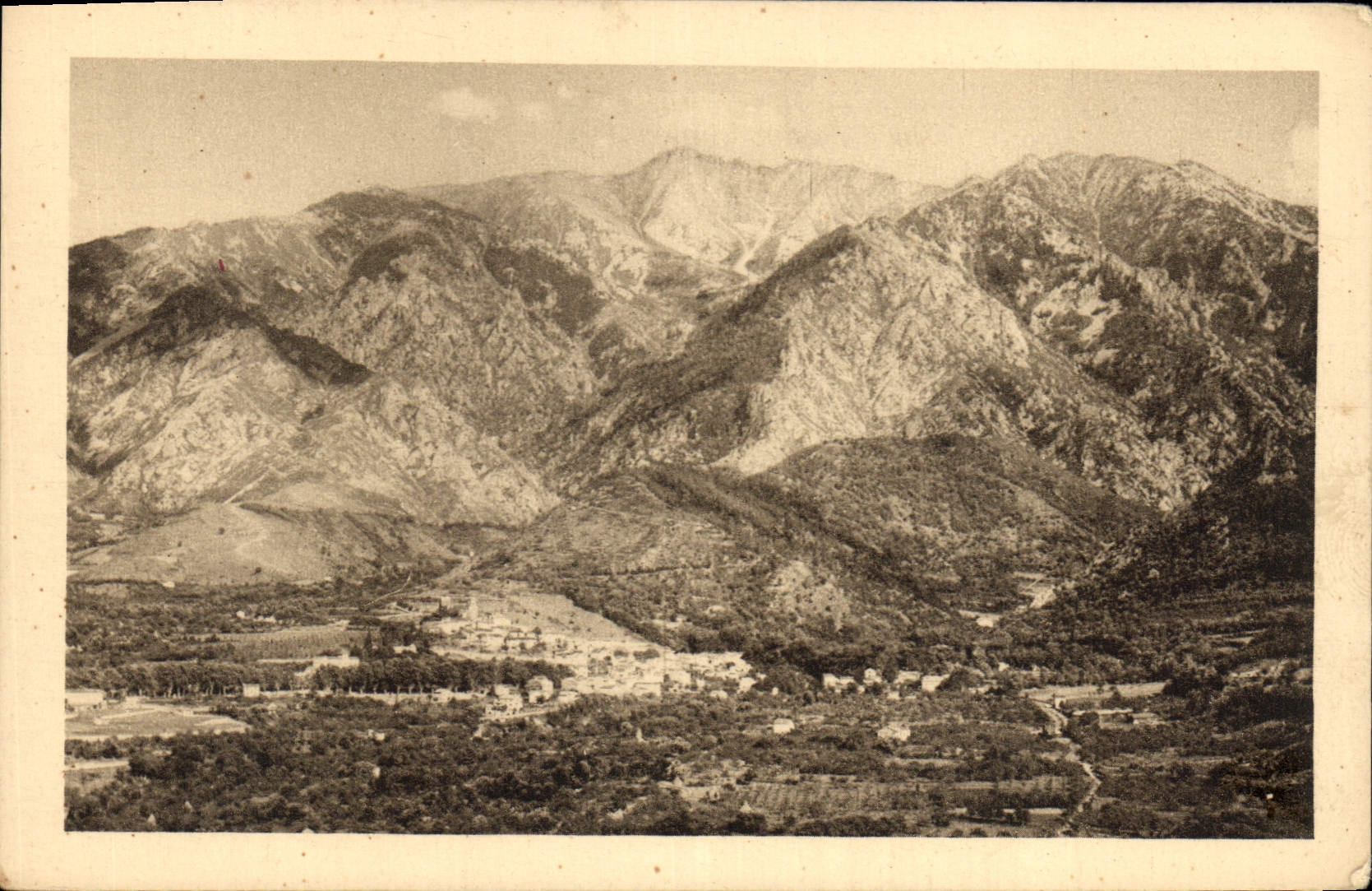 CPA Vernet les Bains Au fond le Canigou 