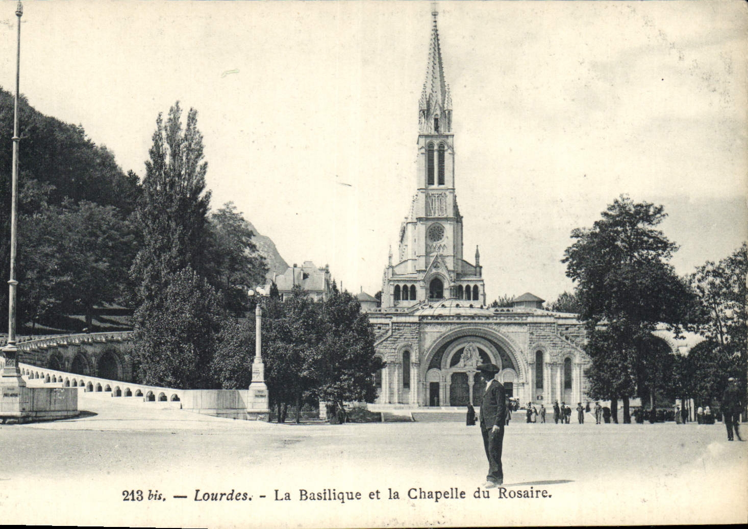 CPA Lourdes La Basilique et la Chapelle du Rosaire 