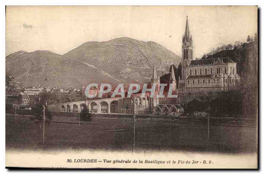 CPA Lourdes Vue generale de la Basilique et le Pic de Jer 