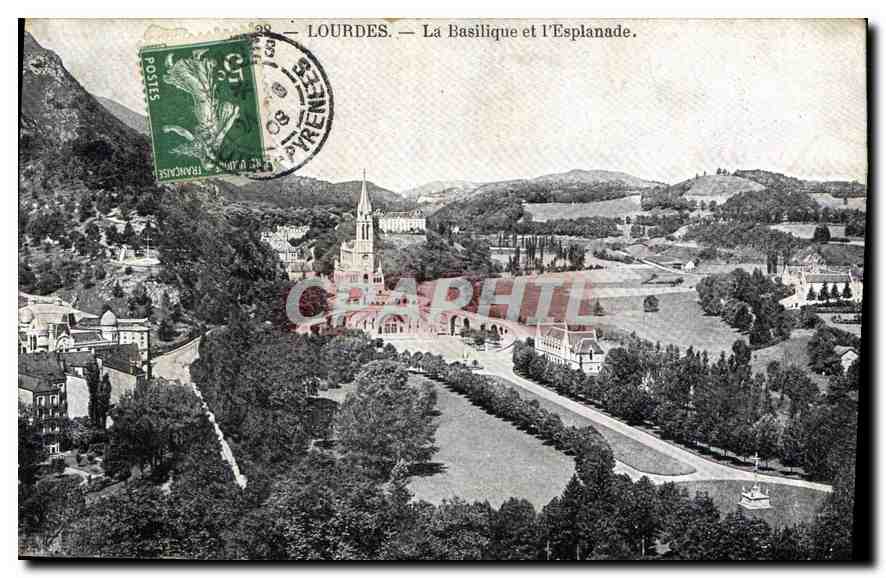 CPA Lourdes La Basilique et l'Esplanade 