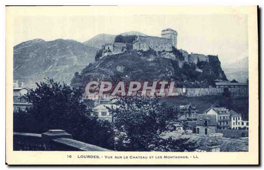 CPA Lourdes Vue sur le Chateau et les Montagnes 